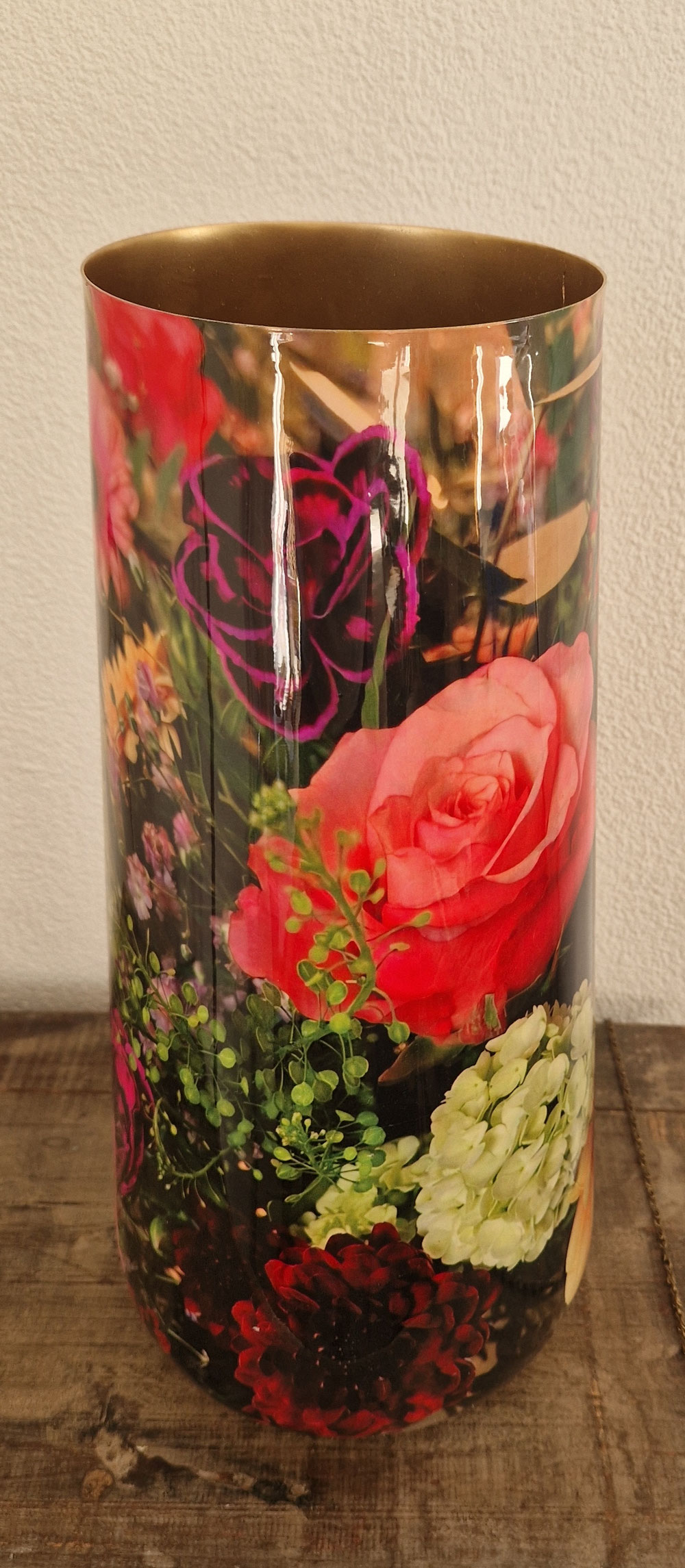 Iron vaas met prachtige gekleurde bloemen