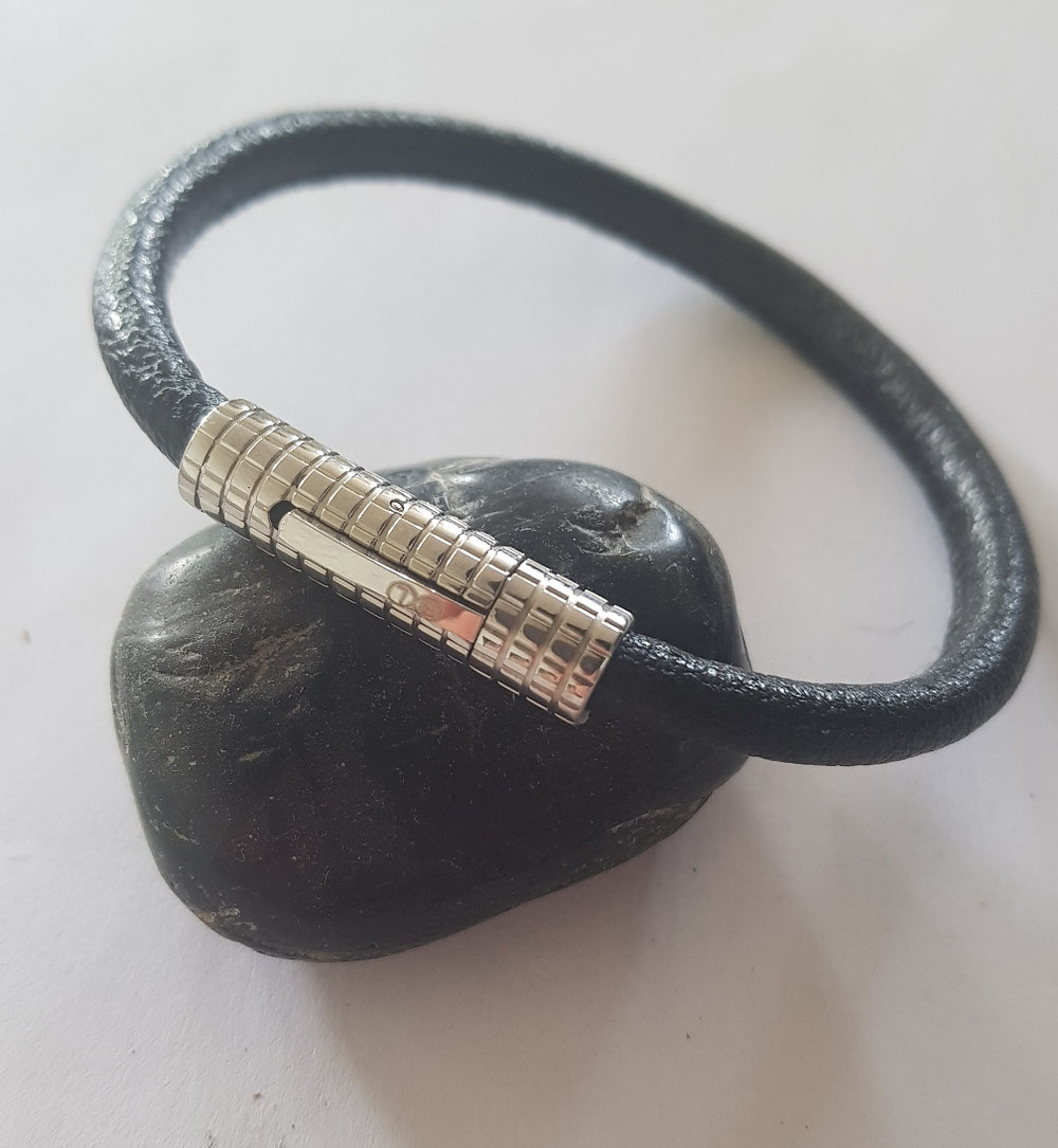 B&L zwarte leren armband met edel stalen sluiting 22x0.5 mm