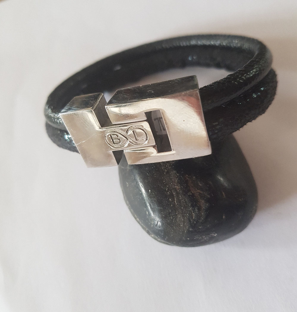B&L zwarte met glitter leren armband met edel stalen sluiting 19x1