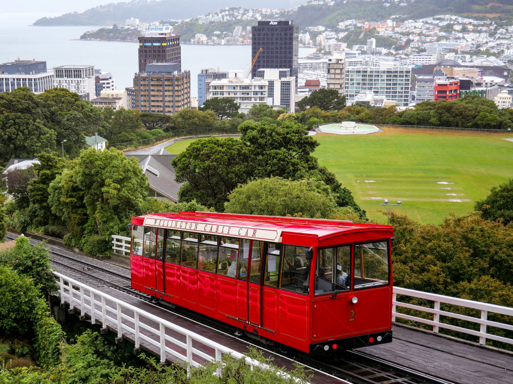 Cable Car mit schönem Ausblick über die Stadt