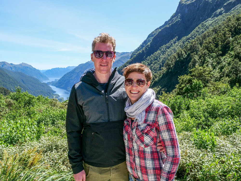 Wir waren tatsächlich zusammen da. Kleiner Stop während der Busfahrt. Im Hintergrund der Fjord. 