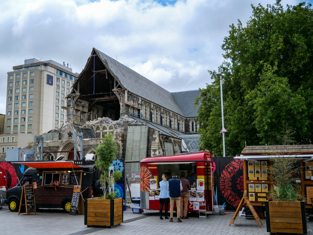 Ein kleiner Market mit der Kathedrale destroyed