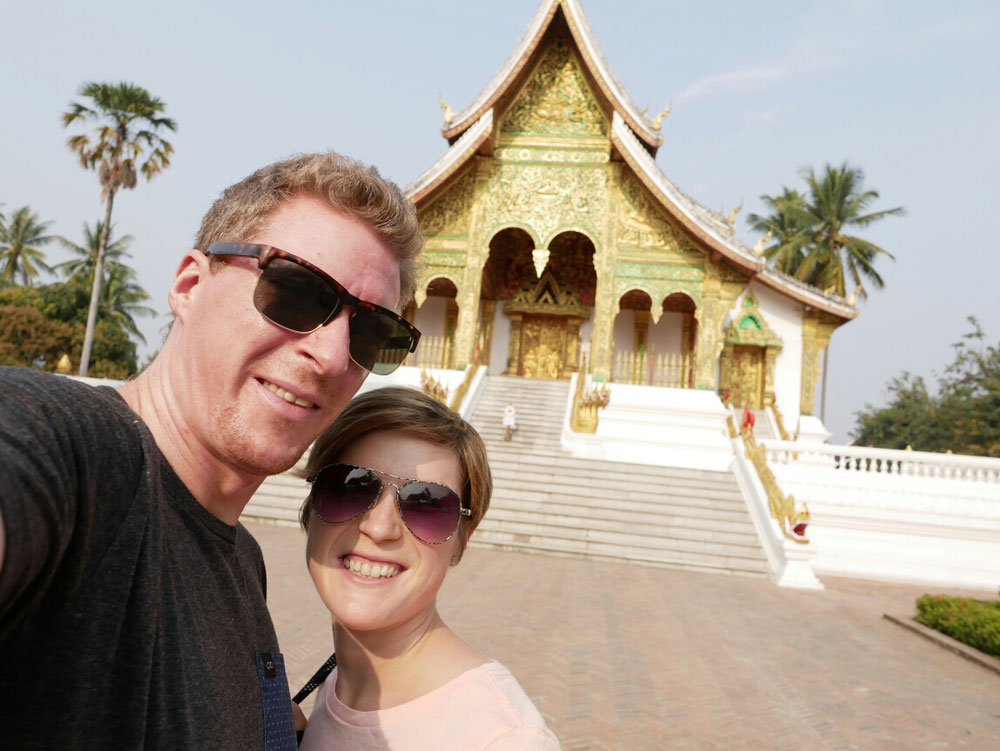 Selfie vor dem geschlossenen Ho Pra Bang, in dem die bedeutendste Buddahstatue von Laos steht