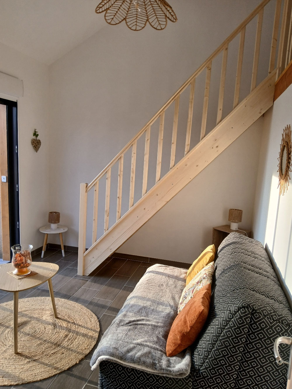 Sejour avec canapé convertible et escalier pour avoir accés à la nouvelle mezzanine