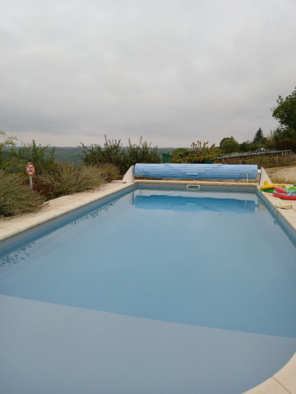 L’été, la piscine située plein sud.