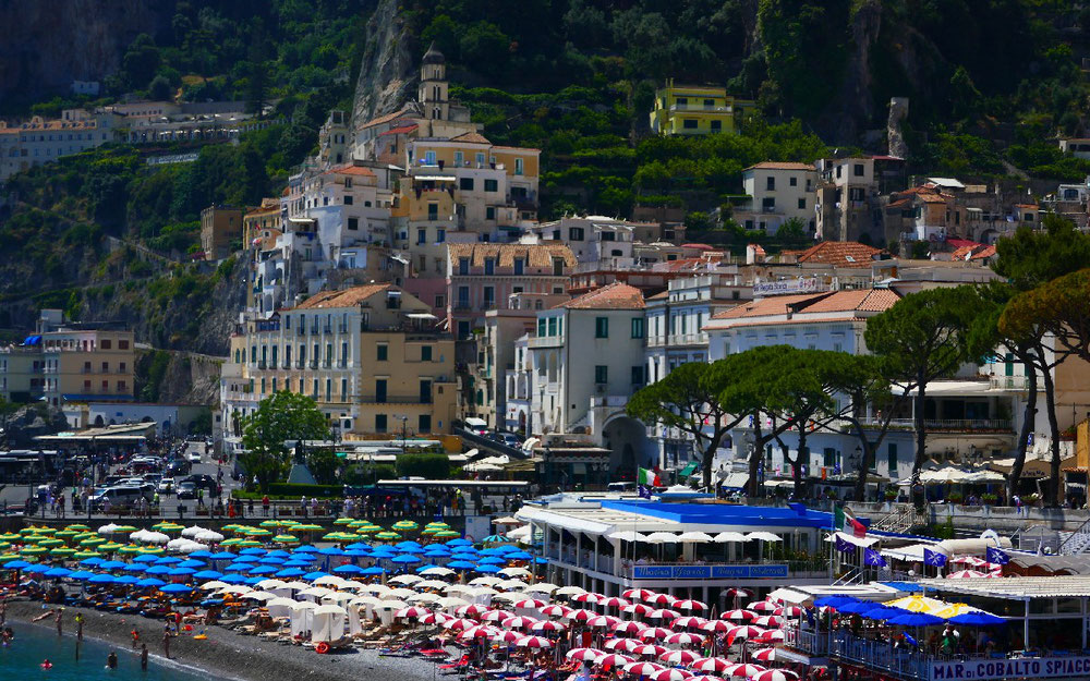 Amalfi belegt. Sigi: " Hier werden Touristen artgerecht gehalten"
