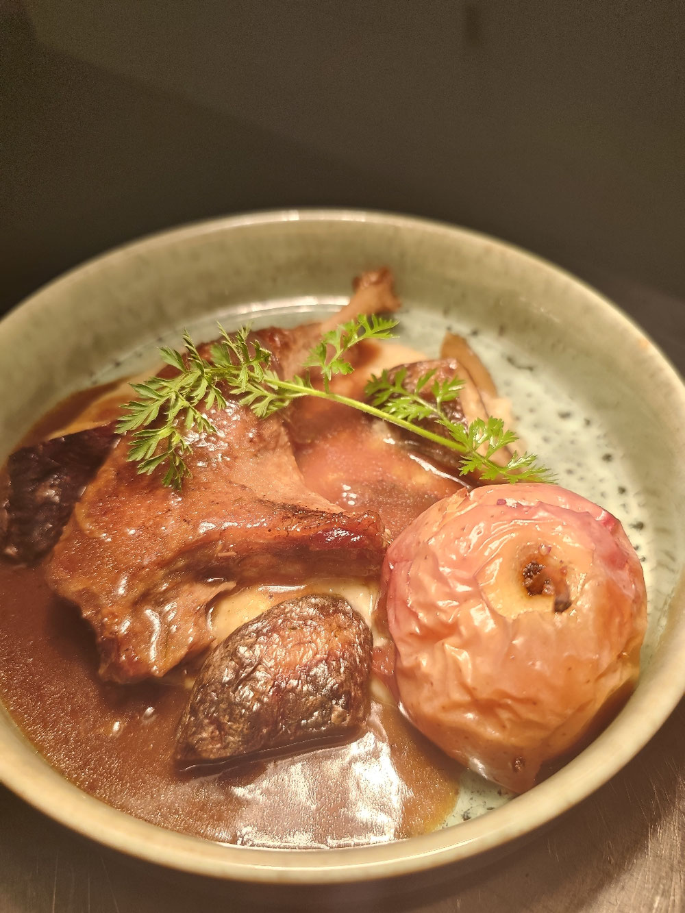 Canette a la normande cidre et pomme rôtie 
