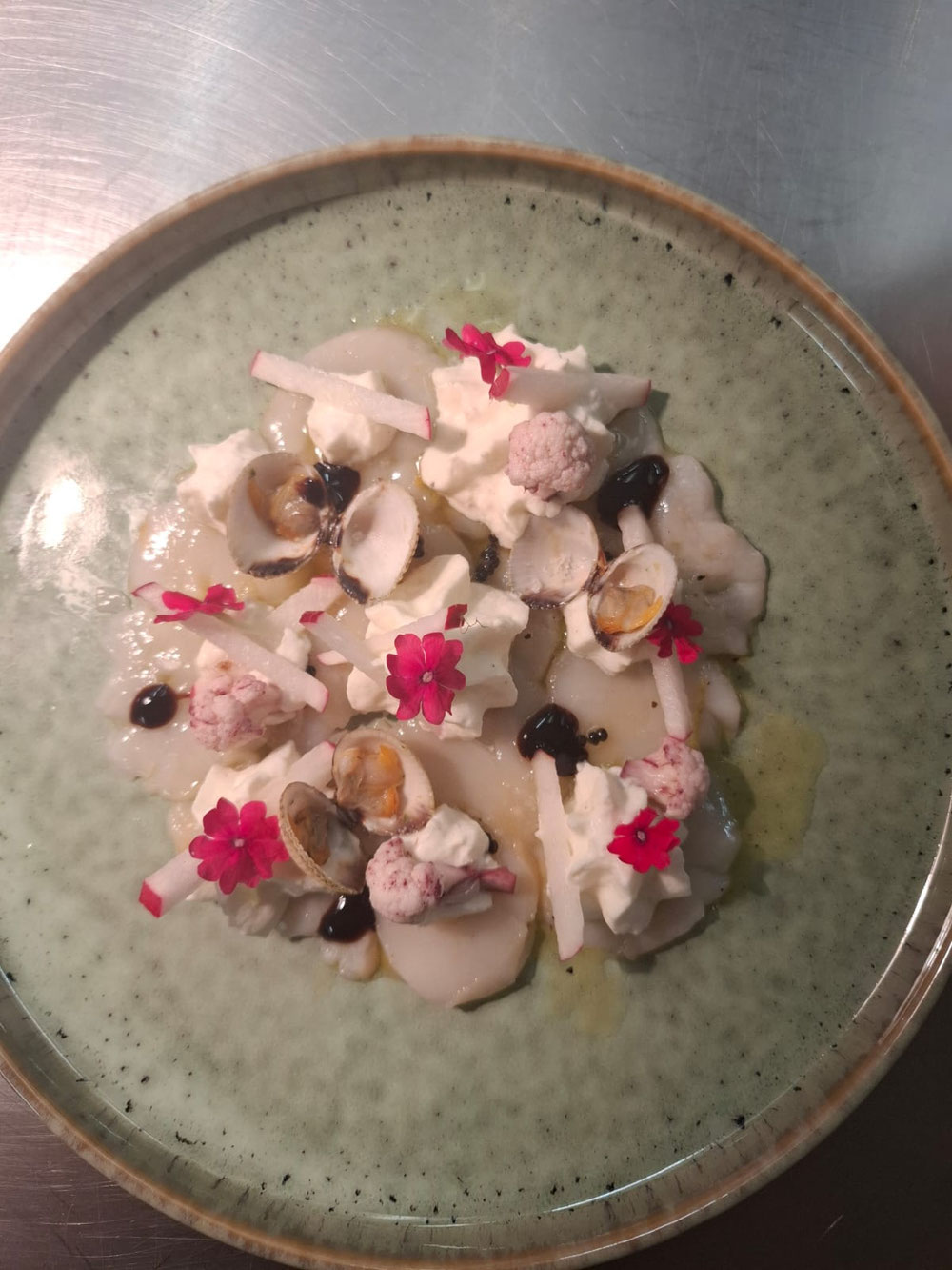 Carpaccio de st jacques mousse de chou-fleur et Caviar Français 