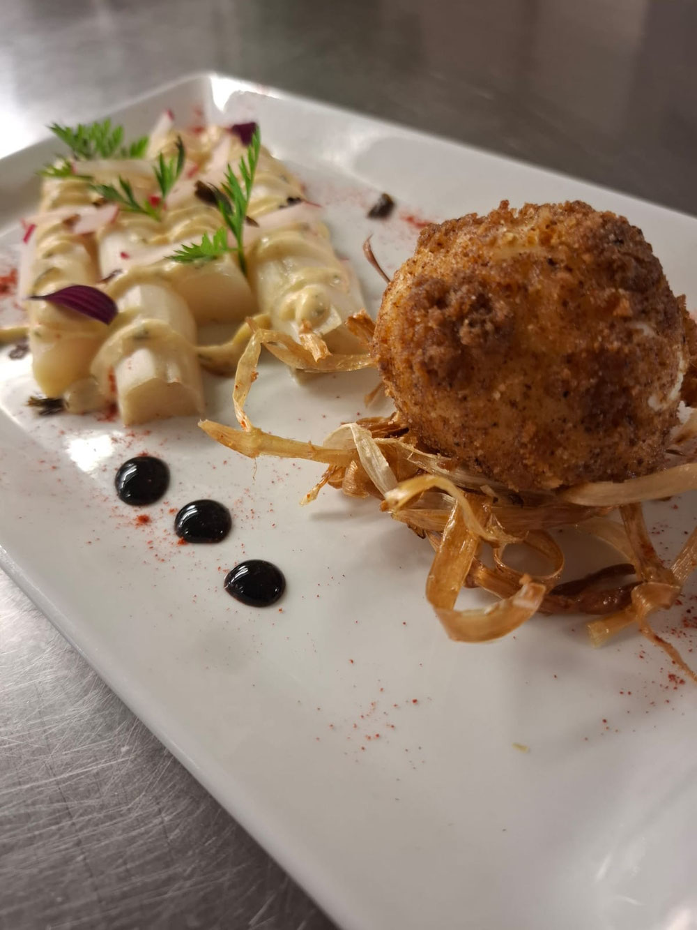 Oeuf parfait frit et asperge blanche en sabayon 