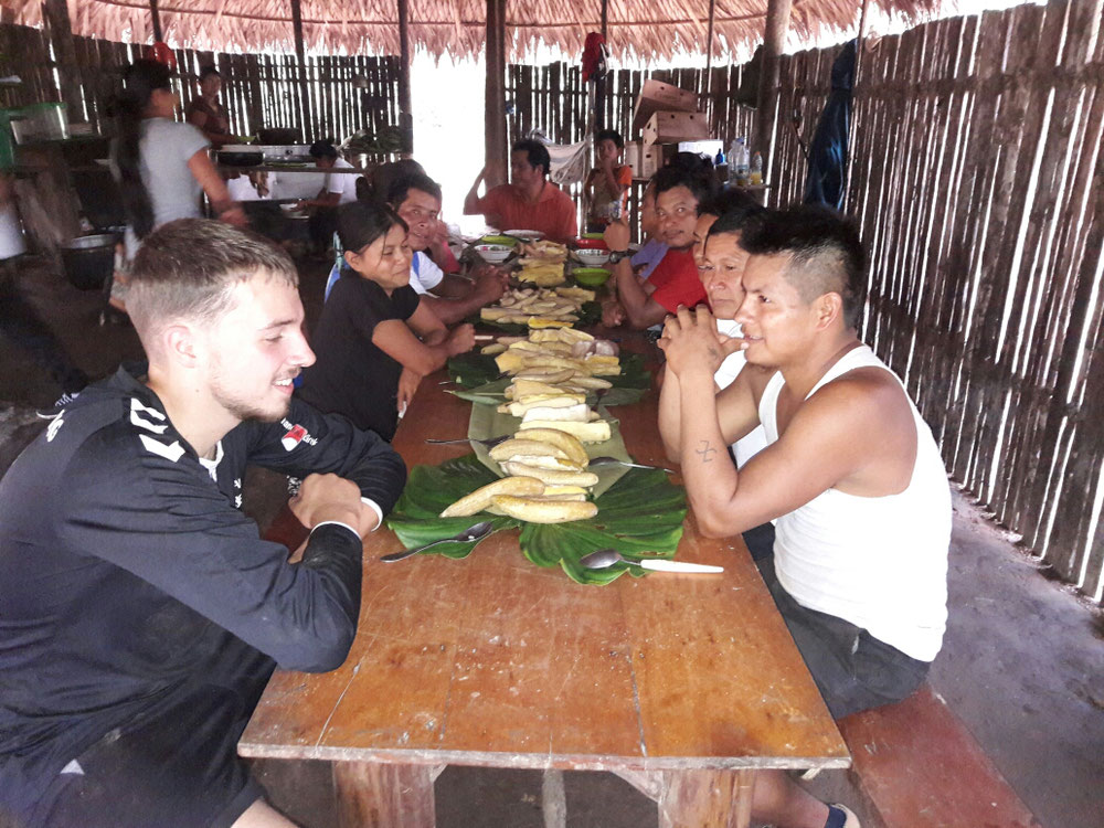 Bei einer Fiesta: Üblicherweise liegen in der Tischmitte  Plátanos für alle, zusätzlich erhält jeder eine Suppe und einen Hauptteller mit Reis und Fleisch