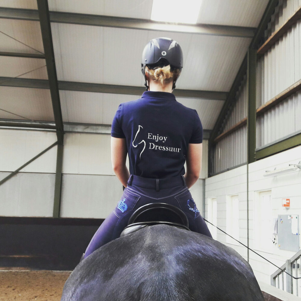 Gina van der Kley showt het shirt van Enjoy Dressuur.