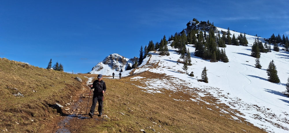 Beim Abstieg vom Lämpertsberg mit der Rotwand im Hintergrund 