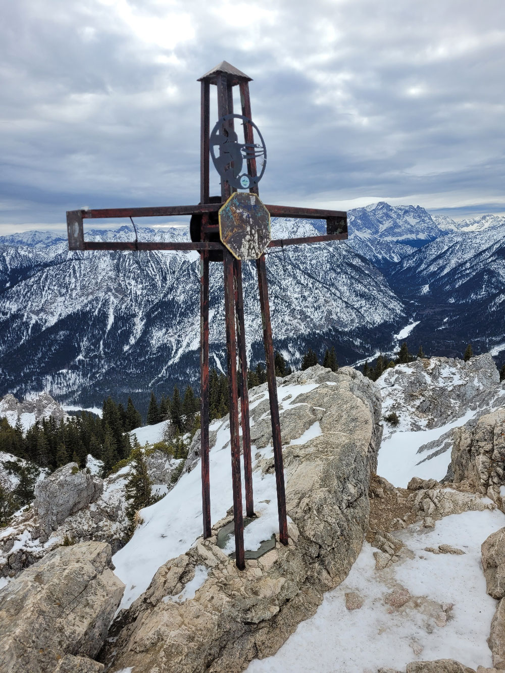 Gipfelkreuz mit der Zugspitze am Horizont 