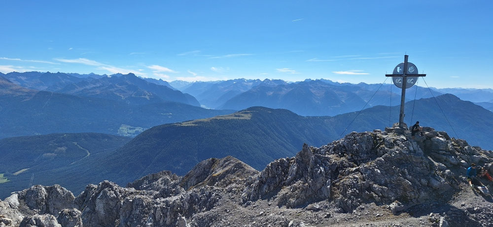 Gipfelkreuz mit Blick in die Örztaler