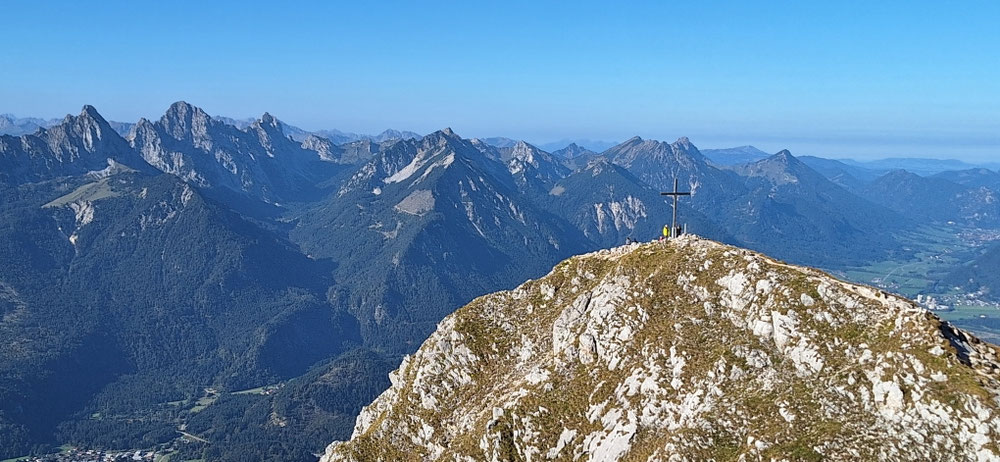 Blick vom Gipfel zum Vorgipfel mit Kreuz