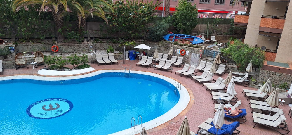 Blick auf den Hotelpool