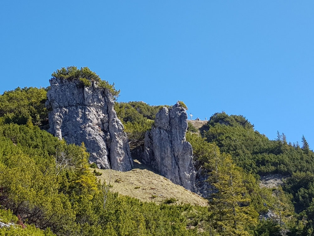 Das Gipfelkreuz ist schon zu sehen