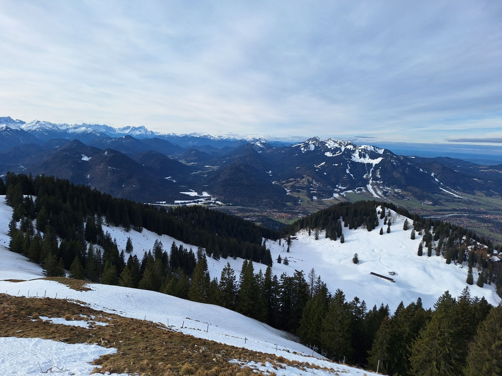 Blick vom Gipfel zur Lenggrieser Hütte
