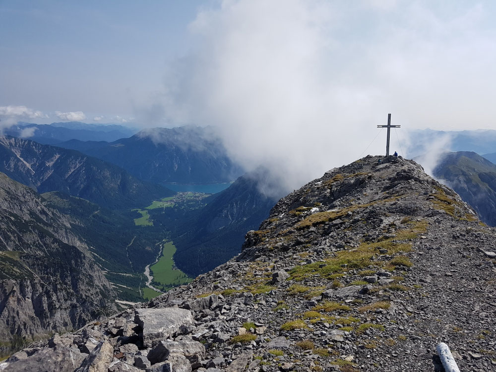 Neues Gipfelkreuz vom Gipfel aus gesehen 