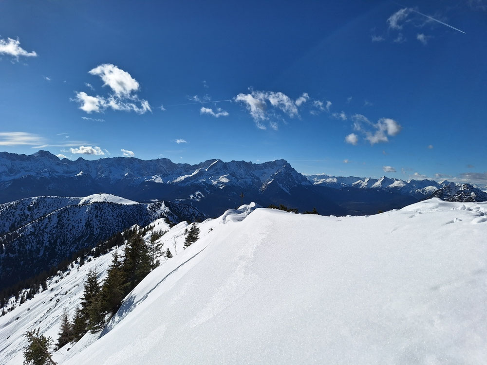 Blick vom Gipfel aufs Zugspitzmassiv