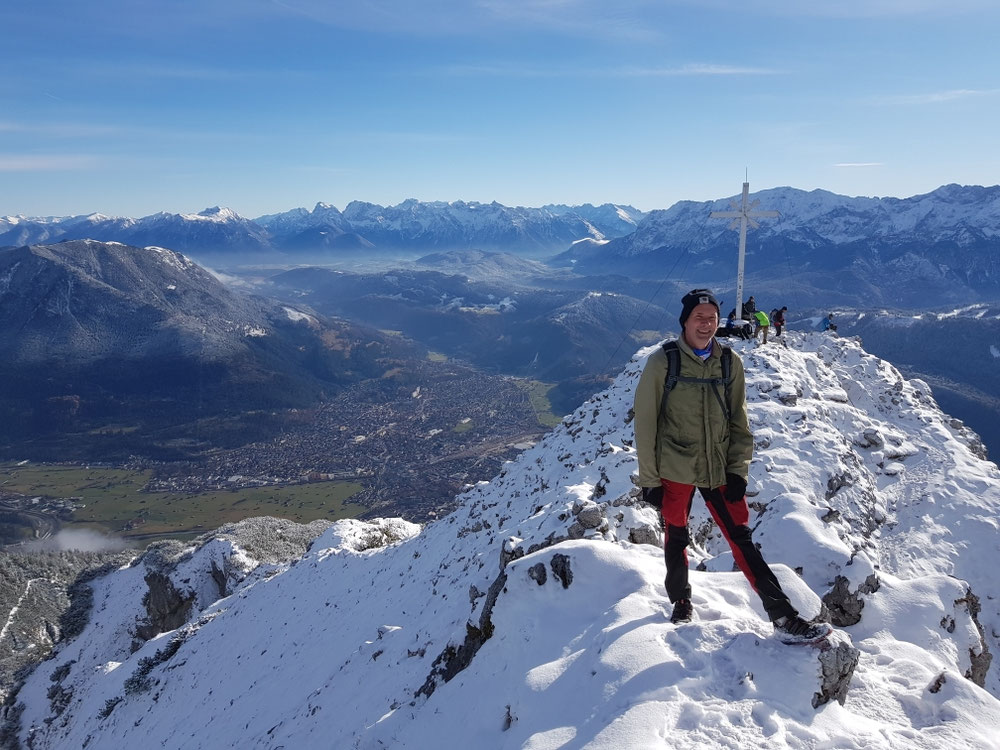 Blick vom Gipfel zum Kreuz