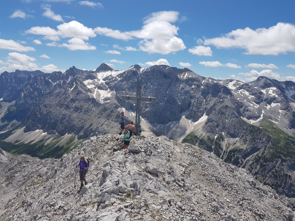 Blick über den Vorgipfel zur Birkarspitze