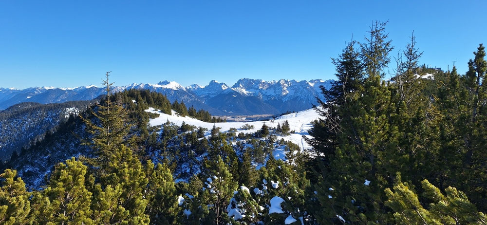 Blick vom Farchanter Kreuz zum Karwendel und ga z rechts zum Wank