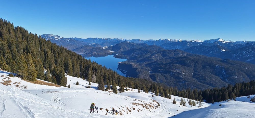 Blick beim Aufstieg zurück zum Walchensee 