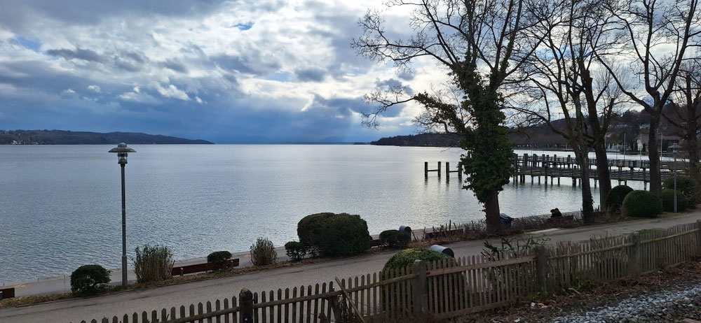 Starnberg,  Blick vom Bahnsteig auf den See