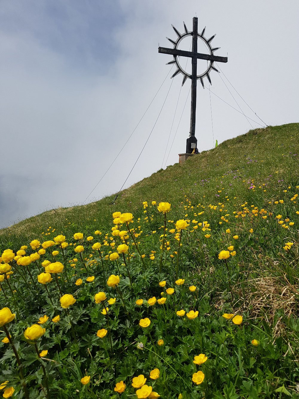 Das riesige Gipfelkreuz auf der Kohlbergspitze 