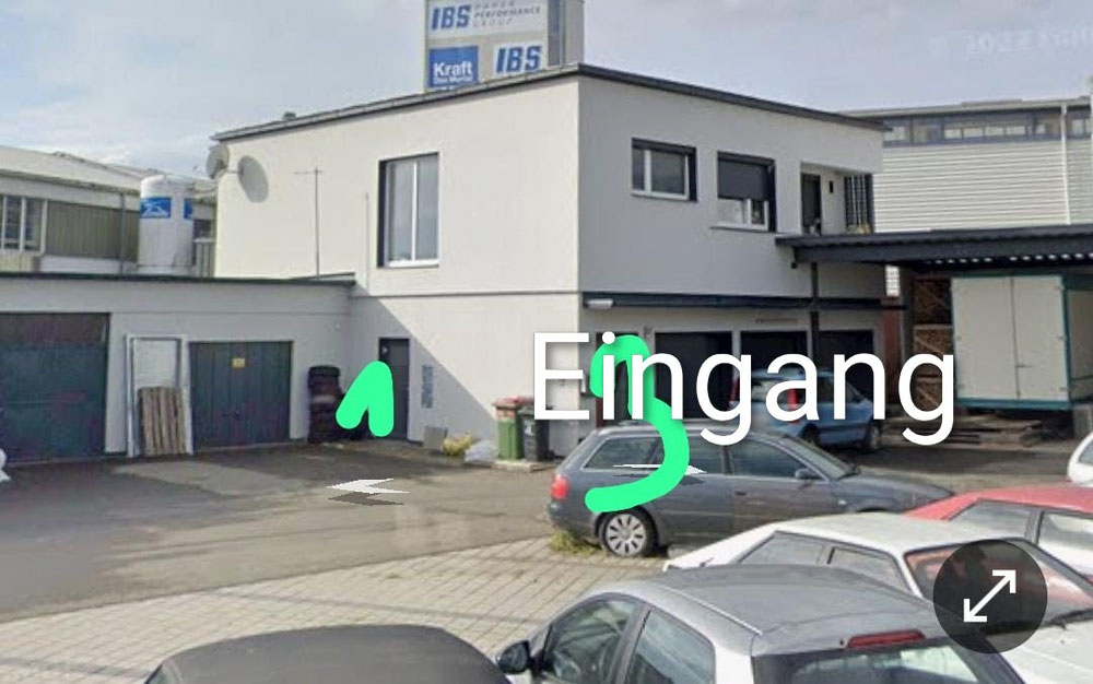 Eingang hinter der Pizzeria 