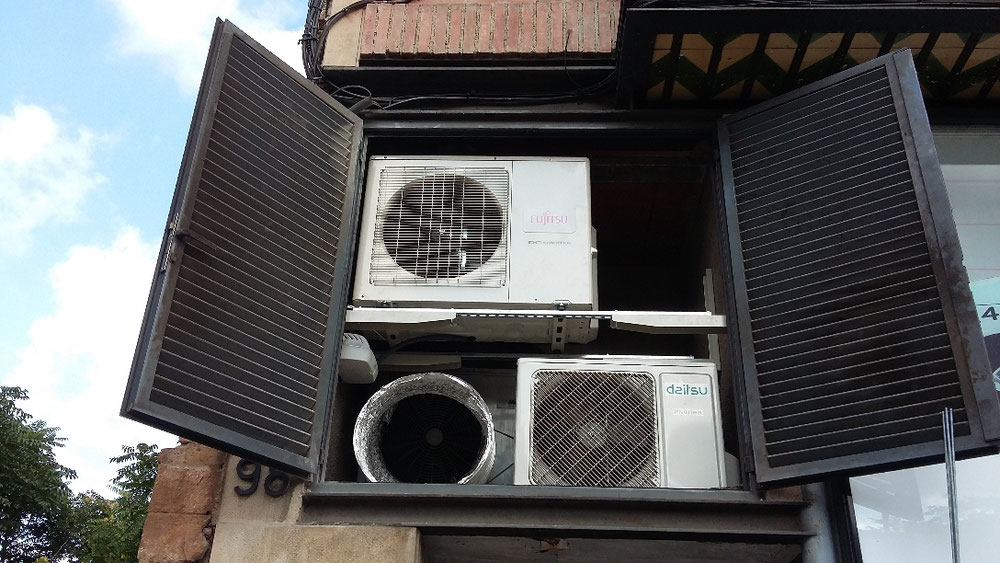 Instal·lació d'equips condensadors en sala tècnica amb soportació i reixes fetes a mida per una evacuació de l'aire i ventilació òptimes.