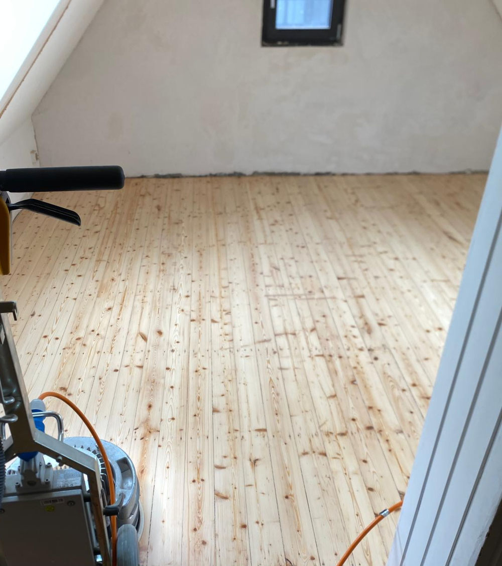 Professionelles Einölen und Polieren von Holzdielen im Dachgeschoss