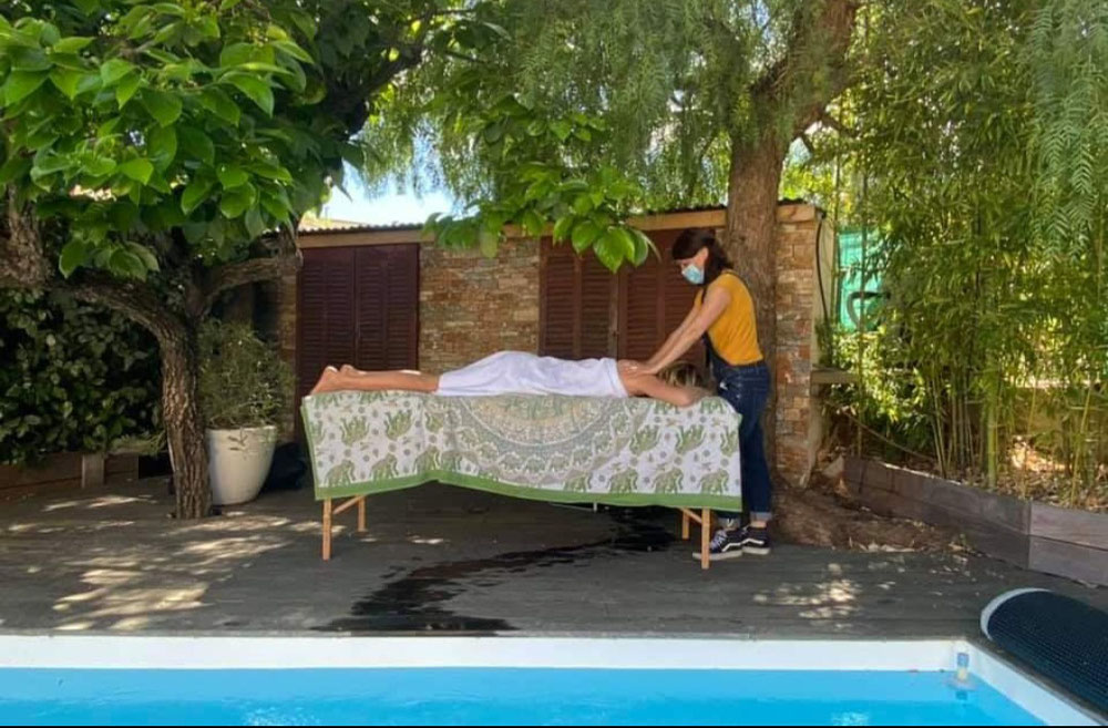 Massage au bord de la piscine Bormes les Mimosas 