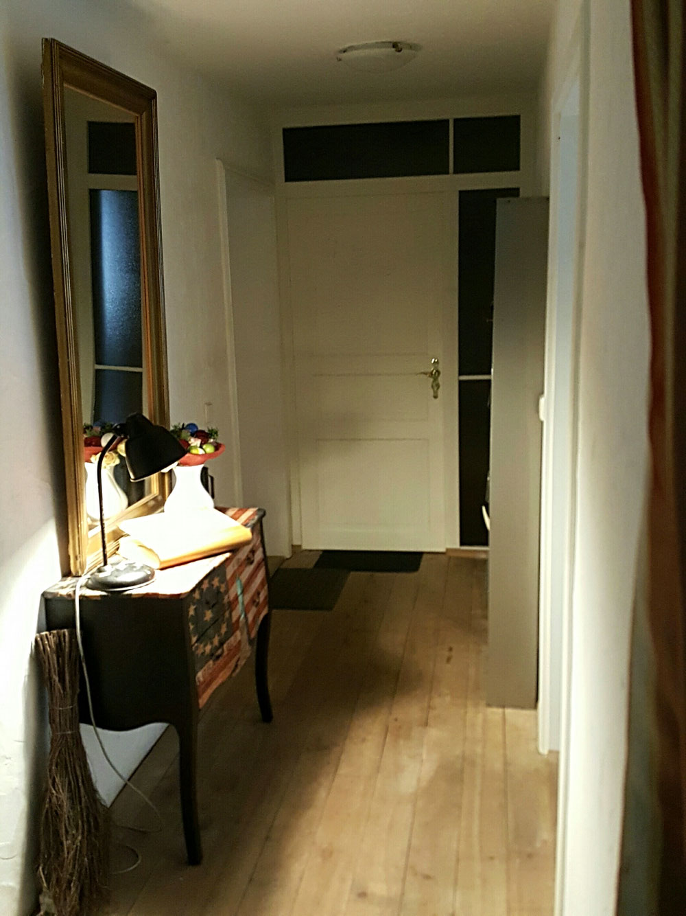 Flur zum Studio Waldblick links