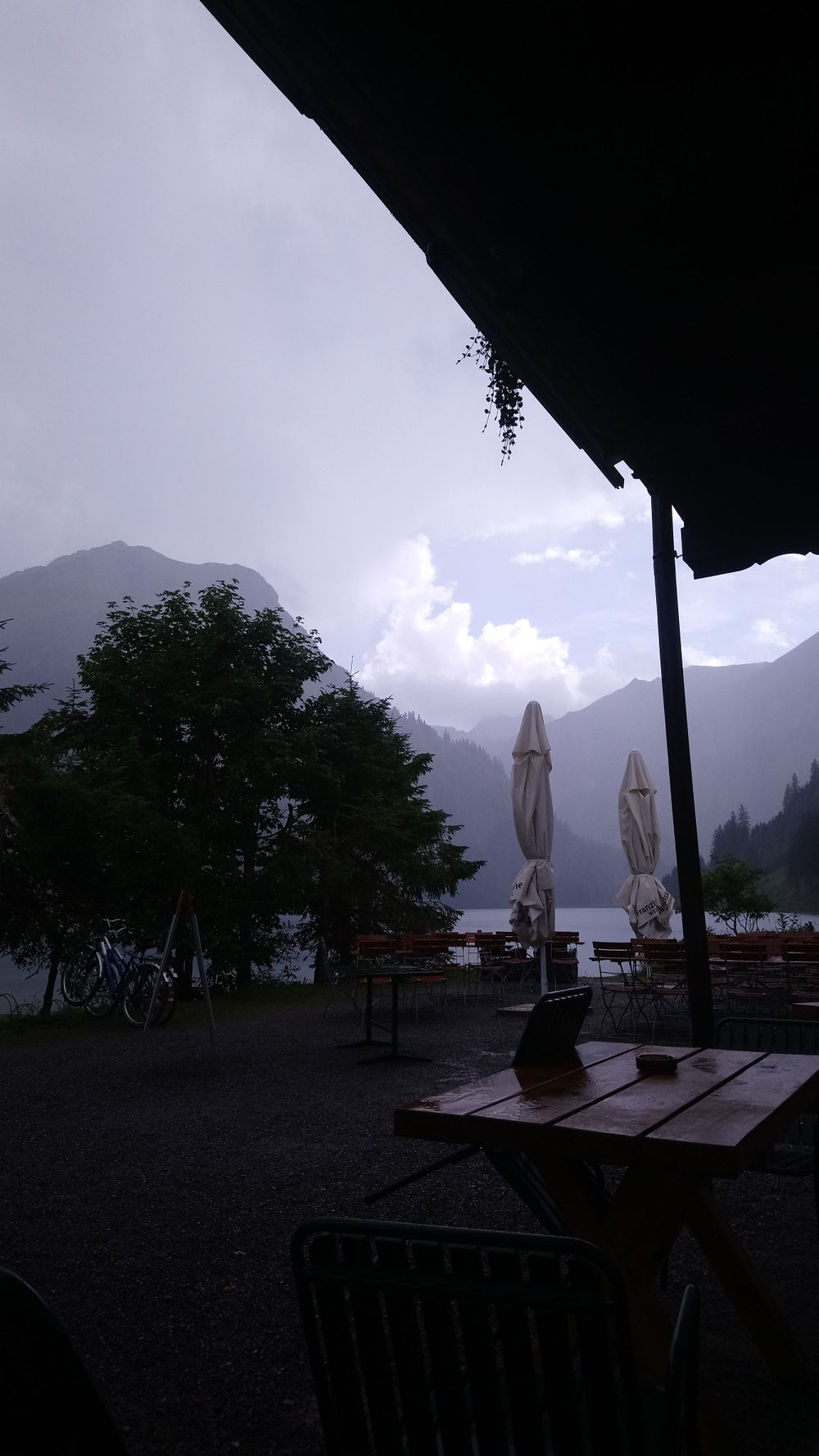 Überraschendes Gewitter mit Starkregen 