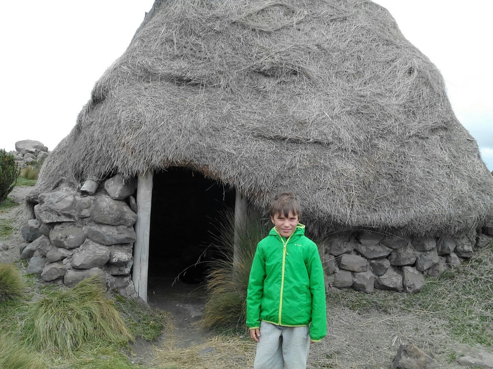 Devant la choza traditionnelle, refuge à 4000 mètres d'altitude