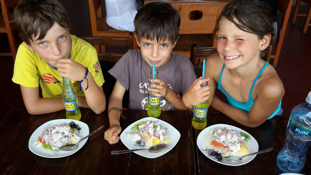 Ceviche de poisson servi avec la boisson nationale (après le Pisco), jaune fluo : l'inca cola...