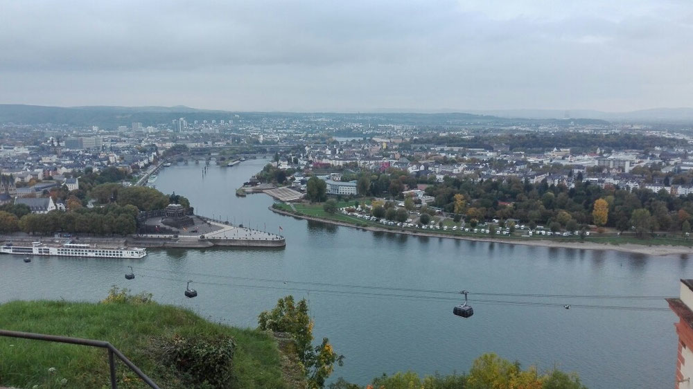 Blick von der Festung auf das deutsche Eck (man kann die unterschiedlichen Farben der Flüsse erkennen)