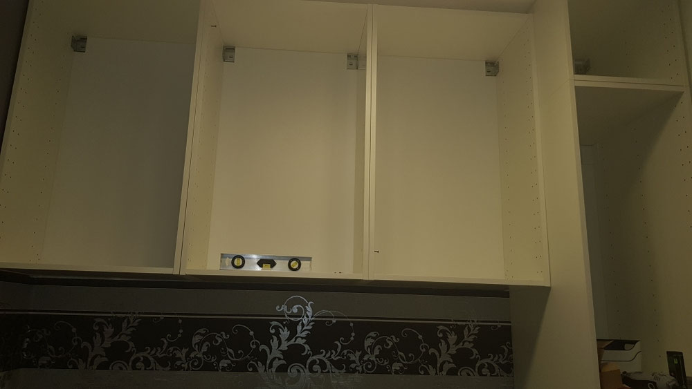 Damit ich später keine Hindernisse habe, war mir wichtig erst den Hochschrank und dann die Oberschränke anzubringen. Mittels einer Schiene, die es ua. Auch bei Ikea für etwa 15€ gibt, ist es super einfach, Oberschränke anzubringen.