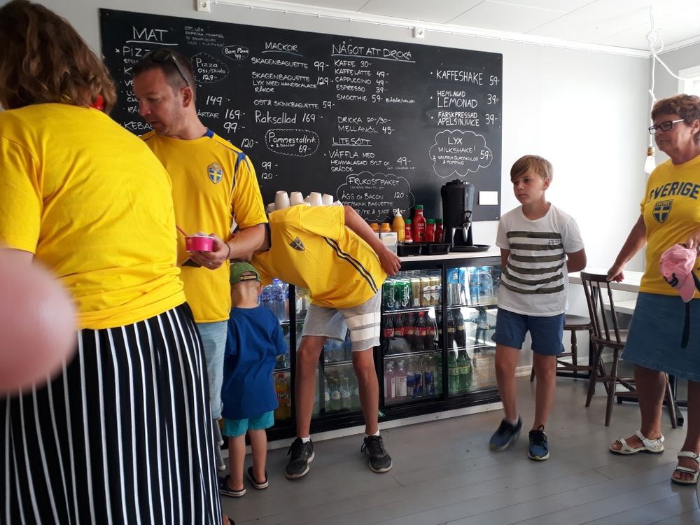 Swedish soccer fewer, all in yellow