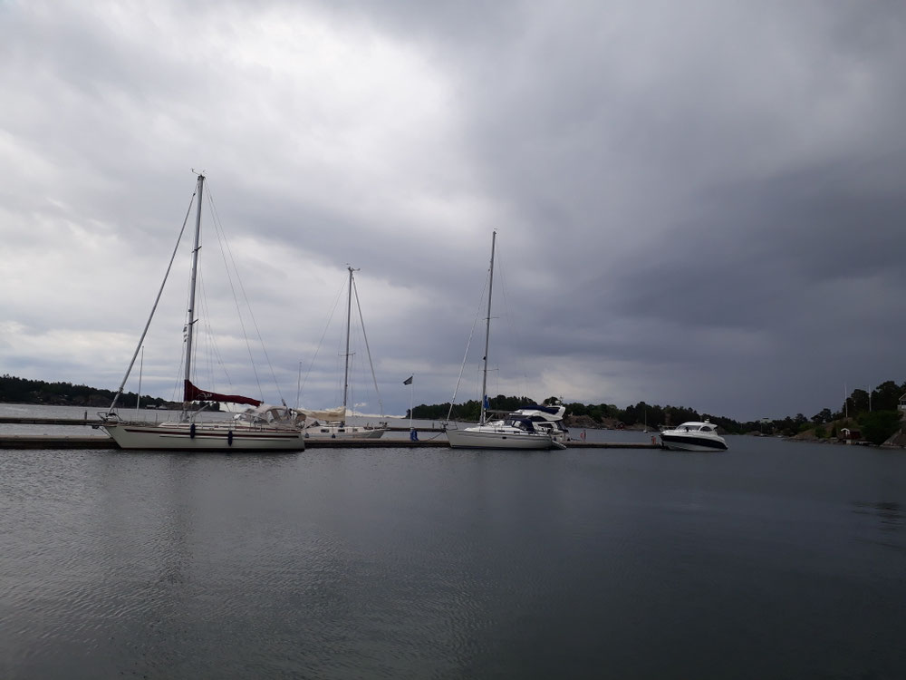 S/Y Sofia II in the middle 