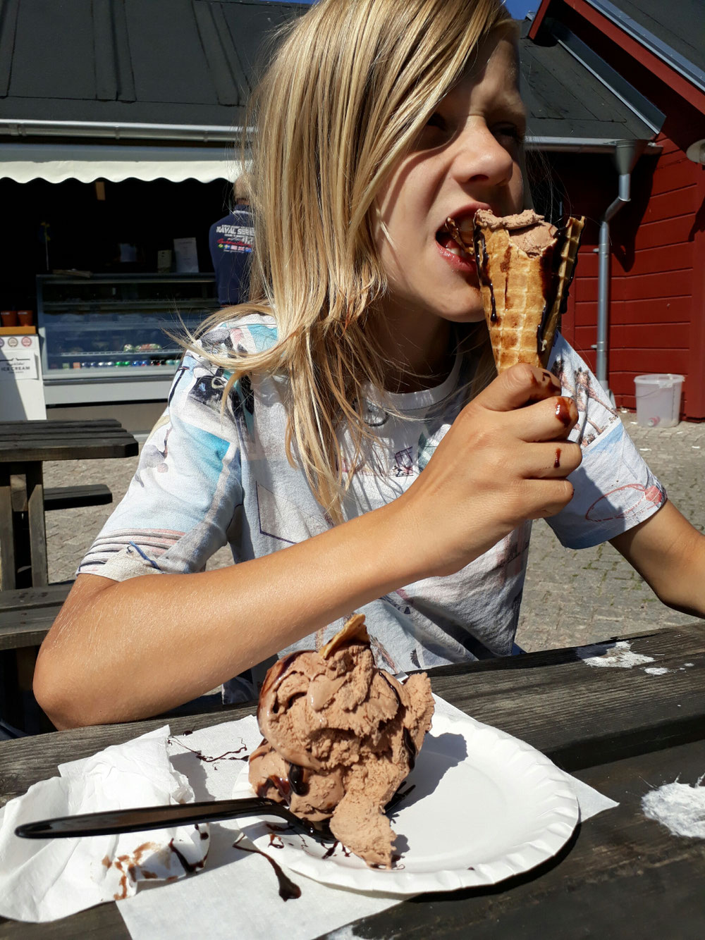 Fredrik cooling with chocolate icecream 