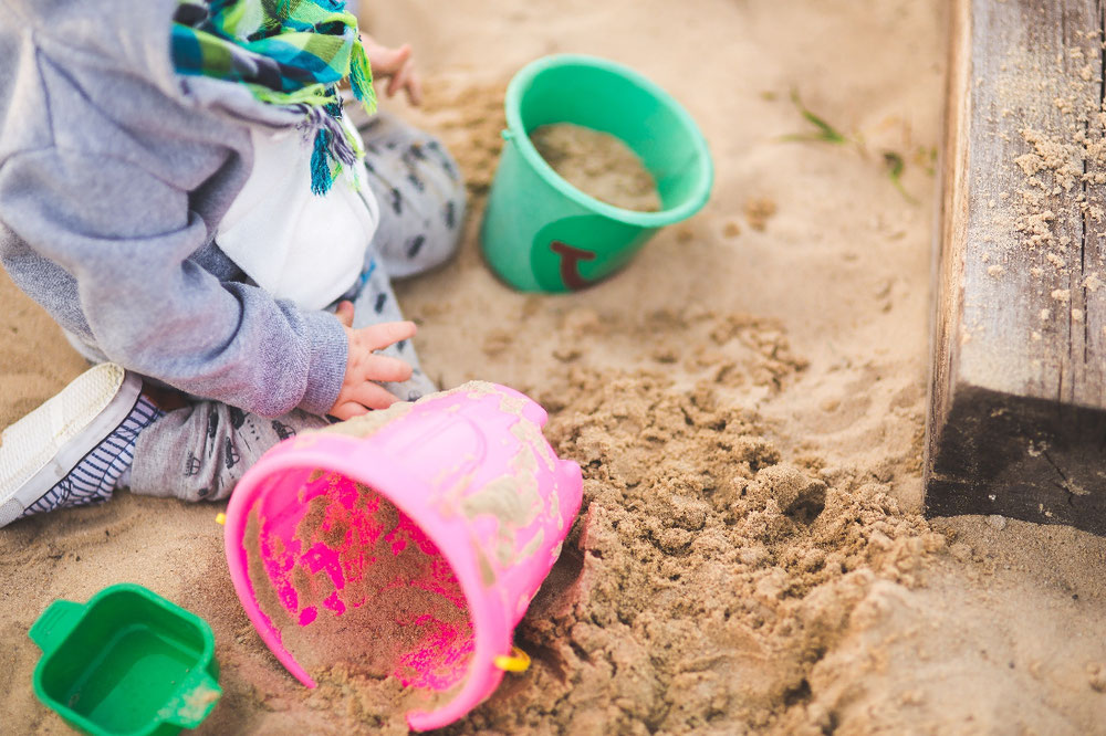 Kind ist im Kindergarten und spielt entspannt