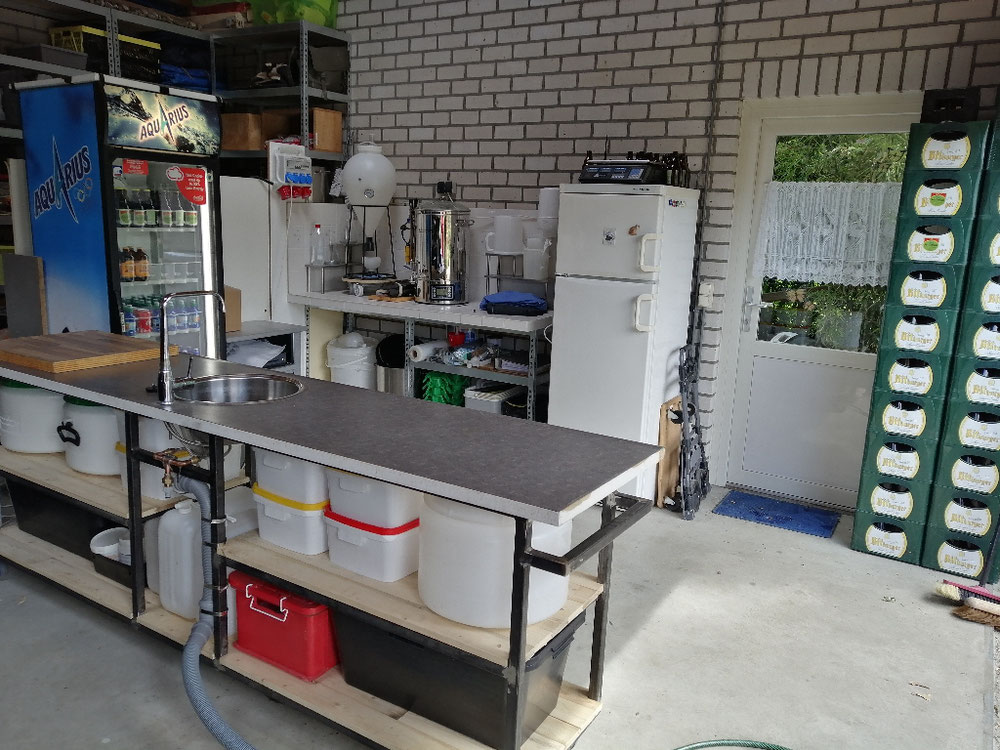 Een werktafel met veel bergruimte