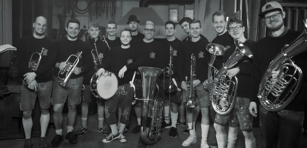 Wir, die BregBrassBuebe sind eine 11 köpfige Brass-Band (4 Trompeten, 1 Tuba, 1 Schlagzeug, 3 Posaunen, 2 Tenorhörner) aus Vöhrenbach im Schwarzwald. Bereits seit 2014 kann man uns live hören. Unser mitreißendes Programm besteht aus eigenen Arrangements, reicht von Rock, Pop über Schlager bis hin zu aktuellen Hits.