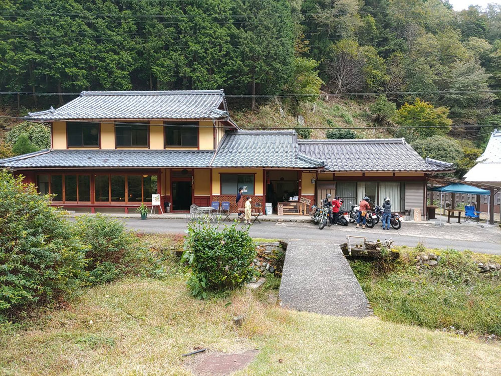 向かいからの施設