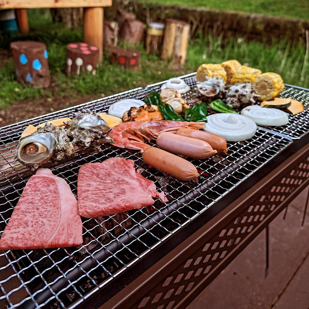 冷蔵庫や電子レンジ、炊飯器やホットプレートなどの調理器具、食器類も完備していますので、食材と飲み物を持ち込むだけで楽しいBBQパーティーやお食事会が出来ます。