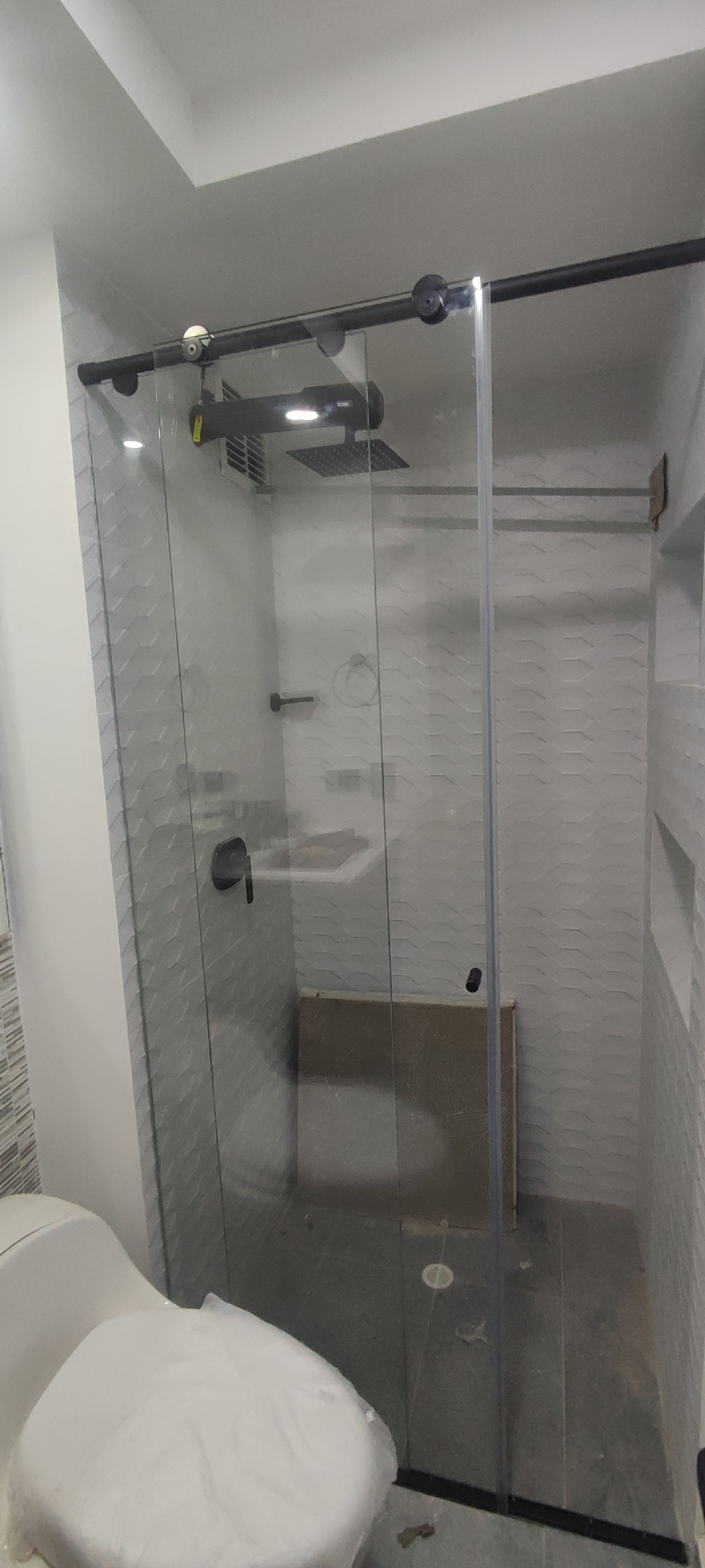 División para baño deslizante con accesorios en acero inoxidable color negro