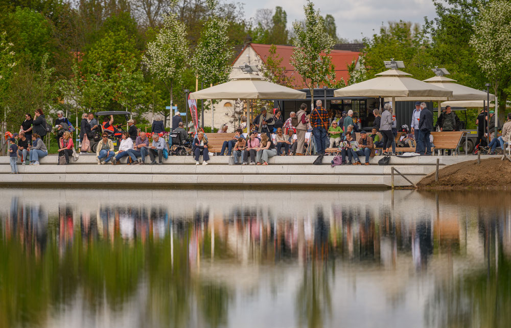 Ein beliebter Ort auf dem Gelände der Landesgartenschau in Neuss ist die RP-Seeterrasse. Bildrecht: LAGA Neuss 2026 GmbH & Markus van Offern.
